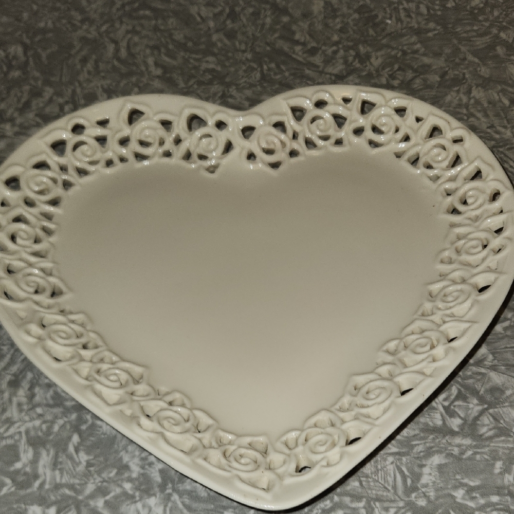 Elegant Cream Heart-Shaped Lace Plate - Picture 8 of 10